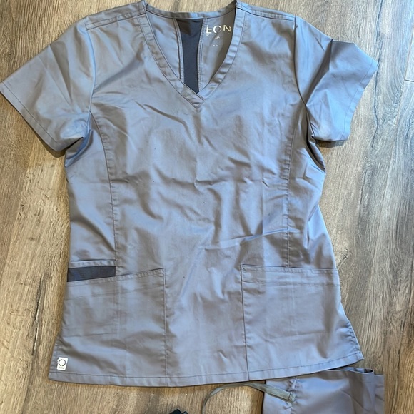 MAEVN scrubs set - Picture 2 of 5